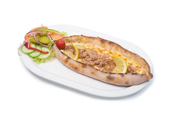 Pide tonijn met kaas, olijven en verse groente