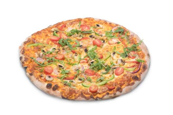 Vegetarische pizza, belegd met ui, paprika, champignon, cherry tomaat en kaas met verse rucola