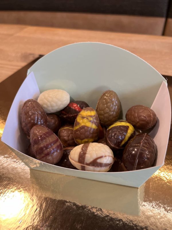 Assortiment gevulde chocolade paaseieren per 100 gram