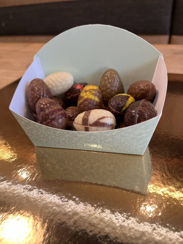 Assortiment gevulde chocolade paaseieren per 100 gram - Afbeelding 2