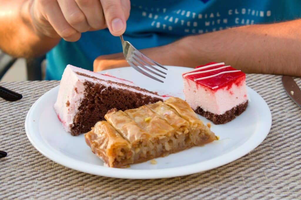 Man eet vers gebak en baklava bij Brood & Banket Alsady.